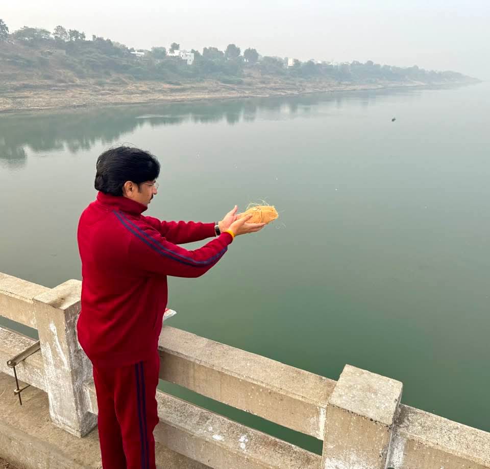 DrSumerSolanki1's tweet photo. नर्मदे हर……….
आज प्रातः भोपाल संगठनात्मक प्रवास के दौरान खलघाट में माँ नर्मदा के पूजन दर्शन कर देश वासियों की सुख समृद्धि की प्रार्थना की! https://t.co/6ftBxGKGIN
