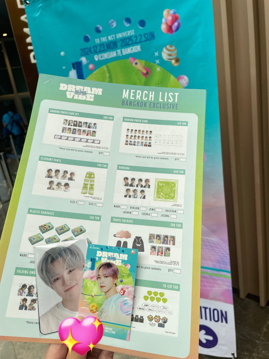ตอนซื้อบัตรจะได้มา 3 อย่างนะคะ

🩵 บัตรเข้างาน เลือกเมมได้ เป็นกระดาษแข็ง (ไม่มาก) เหมือนจะลายเดียวกับเกาแต่ไม่ใช่บัตรพลาสติก
🩵 สุ่มการ์ด 1 ใบ (ใส่ซองทึบ)
🩵 ใบออร์เดอร์สำหรับสั่งของ

#DREAMVIBE #NCTDREAM_DREAMVIBE