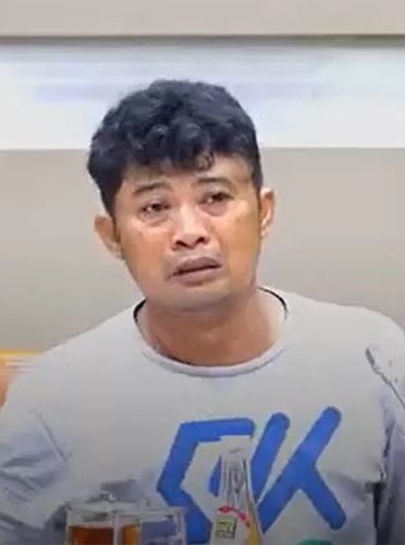 sutanmangara's tweet photo. ISTRI & ANAK NYA DIPERKOSA.... 

" Serasa Tidak Tinggal Di Negeri Sendiri ?"

Yudi mengajukan surat permohonan perlindungan hukum kepada Inspektur Pengawasan Daerah (Irwasda) Polda Jawa Tengah. 

Namun, bukannya mendapatkan perlindungan, Yudi justru menghadapi perlakuan buruk dari aparat penegak hukum. Ia dituduh sebagai pelaku dan ditahan tanpa alasan jelas. 

Dalam rapat dengar pendapat, Yudi mengungkapkan bahwa dirinya dan anaknya sempat ditahan oleh pihak kepolisian pada tahun 2024.  

"Saya disekap tiga hari, bersama anak saya. Kami tidak diberi makan selama ditahan,” ujar Yudi sambil menangis di depan anggota DPR.

https://t.co/HRkSYZekn9.