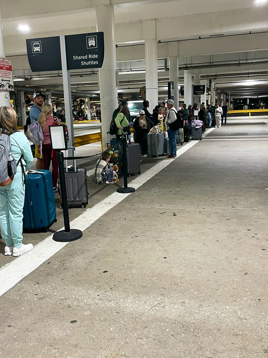 dhendon's tweet photo. @theParkingSpot this is Sunday night at Hobby, no busses seen for 20 min.  Please get more vans ☹️ https://t.co/M62hEAT8yA