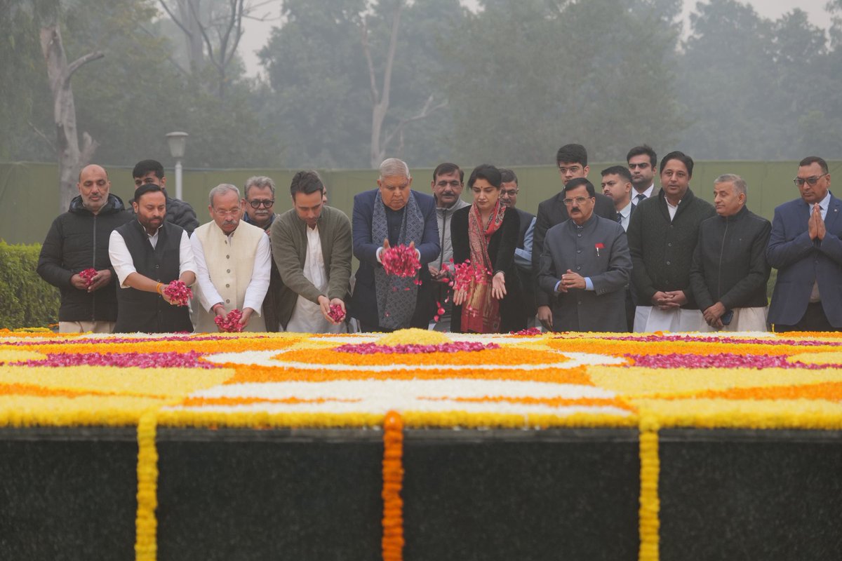 RLDparty's tweet photo. किसान मसीहा, पूर्व प्रधानमंत्री 'भारत रत्न' श्रद्धेय चौधरी चरण सिंह जी की 122वीं जयंती के अवसर पर माननीय उपराष्ट्रपति श्री जगदीप धनखड़ जी ने माननीय @jayantrld जी के साथ किसान घाट पहुंचकर उन्हें श्रद्धांजलि अर्पित की।

#ChoudharyCharanSingh #KishaGhat
#KisanDiwas https://t.co/r4kiZ6wnoV