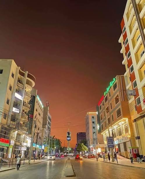 اللهم اني بريء وتبت إليك . بعد اليوم لن اتحدث عن السياسة ولن اطبل سياسيا مجرما. سياسة الصومال أصبحت وكر عصابات ومافيا تنهب الشعب وتأجج النزاعات القبيلة والعشائريه البلد أصبح دويلات يحكمها رجال 
عصابات اللهم المستعان .😭