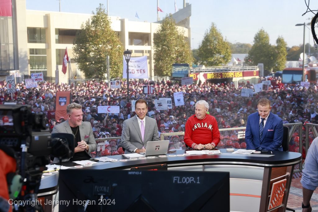 HoosierGloriana's tweet image. Found a picture of all the “fringe fans” you chose to insult all weekend, @KirkHerbstreit
I hope the paycheck was worth it, and I hope your wife is doing okay!