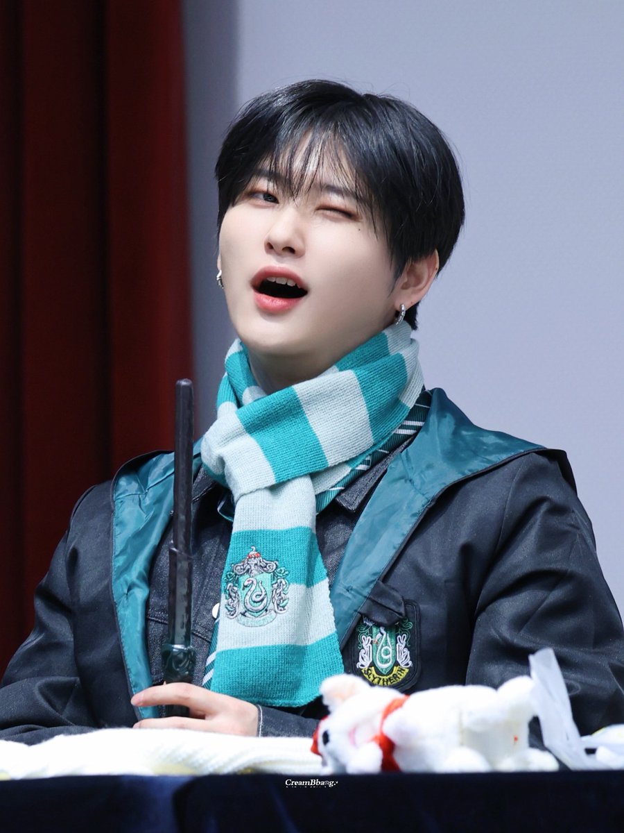 241215 위드뮤 

으앙.. 윙크 마법에 걸렸어..! 

#우빈 #WOOBIN #ウビン 
#크래비티 #CRAVITY