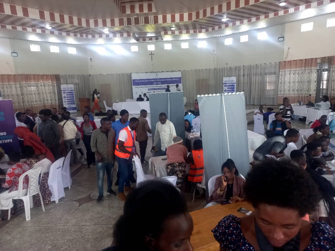 Mwarakoze <a href="/MusanzeDistrict/">Musanze District</a> ku bwo gutegura imurikabikorwa ry’imirimo ryiza ! AHavex izakomeza gufasha abashaka akazi kubahuza n’amahirwe meza yo kubona imirimo mu Rwanda. Kubufatanye, turubaka ahazaza heza kandi duteza imbere ubukungu. 💼🇷🇼 #GutezaImbereRwanda #AHavex #Musanze