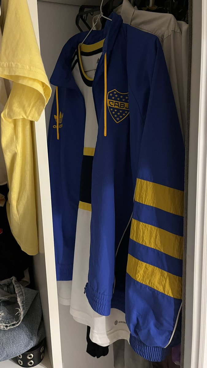 a veces estoy triste hasta que me acuerdo que tengo esta campera y se me pasa