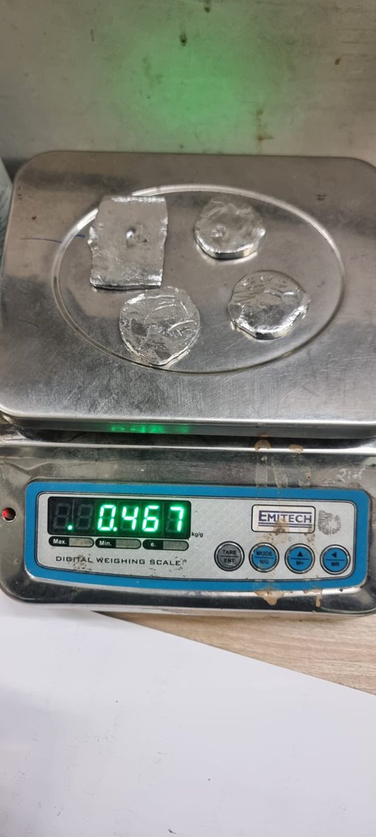 AirportGenCus's tweet photo. 💡 467 grams of gold concealed in Tea Maker!

Date: 22/23.12.2024
Ops Team: AIU, IGI Airport, New Delhi

One Indian male passenger aged 32 years from UP arriving from Riyadh on Flight XY-329 (22.12.2024) was intercepted after crossing the Green Channel of Customs.

🔎 Initial checks didn’t reveal anything unusual. However, during the x-ray of baggage, suspicious images were observed.

🎯 Findings:
•3 silver-coated yellow metal pieces hidden inside metallic flasks.
•1 silver-coated yellow metal piece concealed in a metal tea container.

Total Recovery: 467 grams(24 Kt) of gold valued Rs 34.67 lakhs(approx) disguised as silver-coated items.

Further investigation is underway. Kudos to the Customs Team for their vigilance in preventing smuggling attempt!