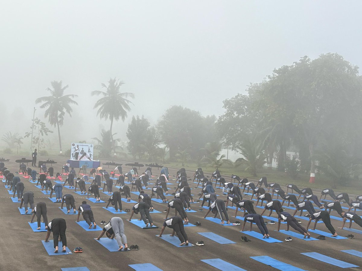 INS_Vishwakarma's tweet photo. 🧘♂️ As part of the ongoing #Sashakt60 program, #INS_Vishwakarma hosted a rejuvenating yoga session for the Ship's Coy & families. Promoting mental wellness & resilience, it was a step toward holistic health and harmony. Together, we stay strong! #LargeNavyMindset
#YogaInspiration https://t.co/3G9CLRIzAh