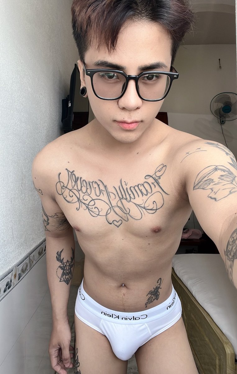 Noel muốn ôm 1 bạn nào quá đi . Ai oke ib mình nha😊