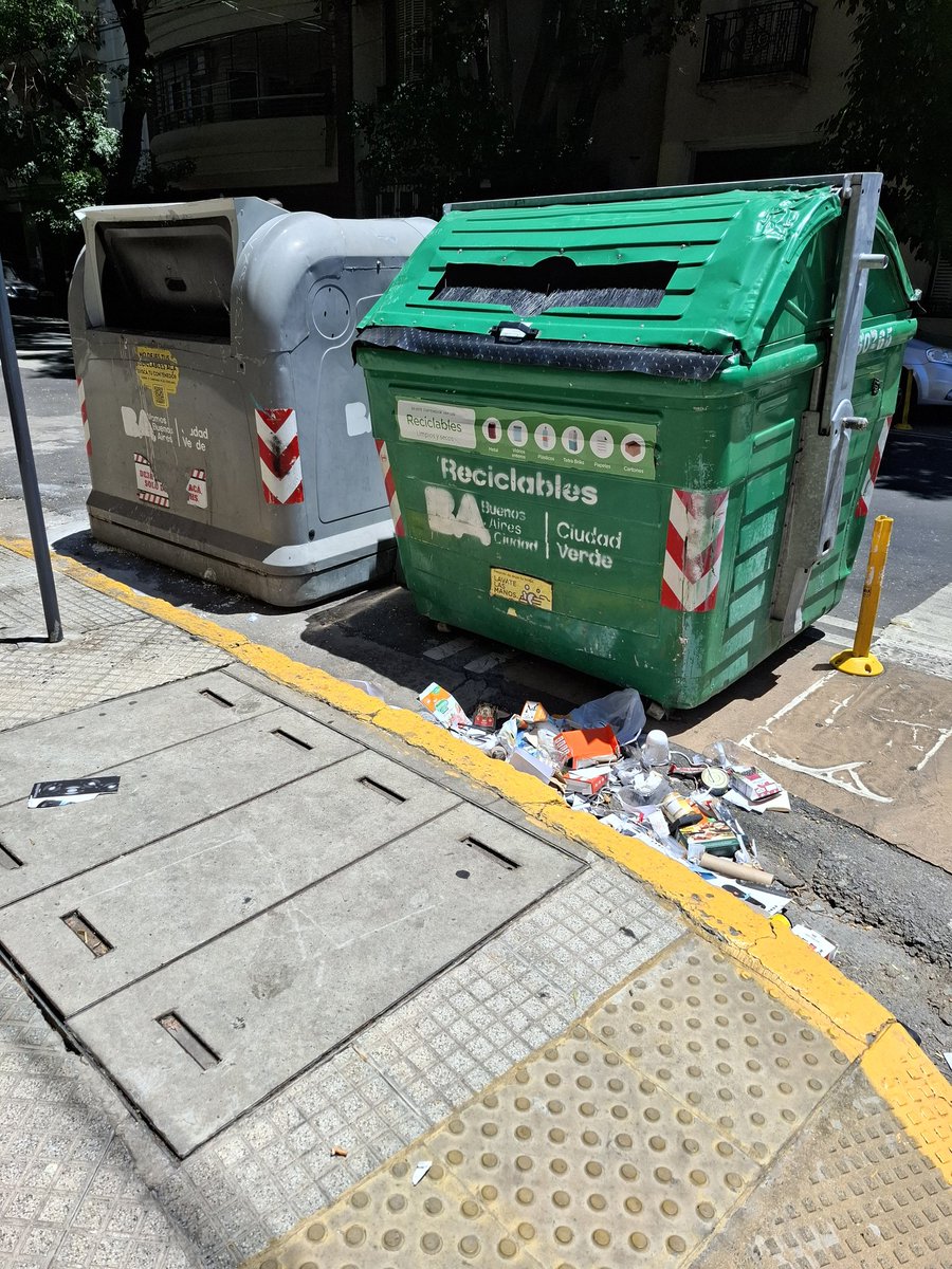 Bocha626's tweet photo. @Ruly1961 @jorgemacri @WolffWaldo @claramuzzio Ramón Falcón 1400 esq Puan así nos tratan con tachos de basura tapando la visual de autos qué vienen por R. FALCON. Si pudiera estacionar allí tendría multa, pero el GCBA puede estacionar esta mugre y ahora por partida doble. Tramite 00878891/24 NUNCA RESUELTO...Comunero????? https://t.co/E679vma54o