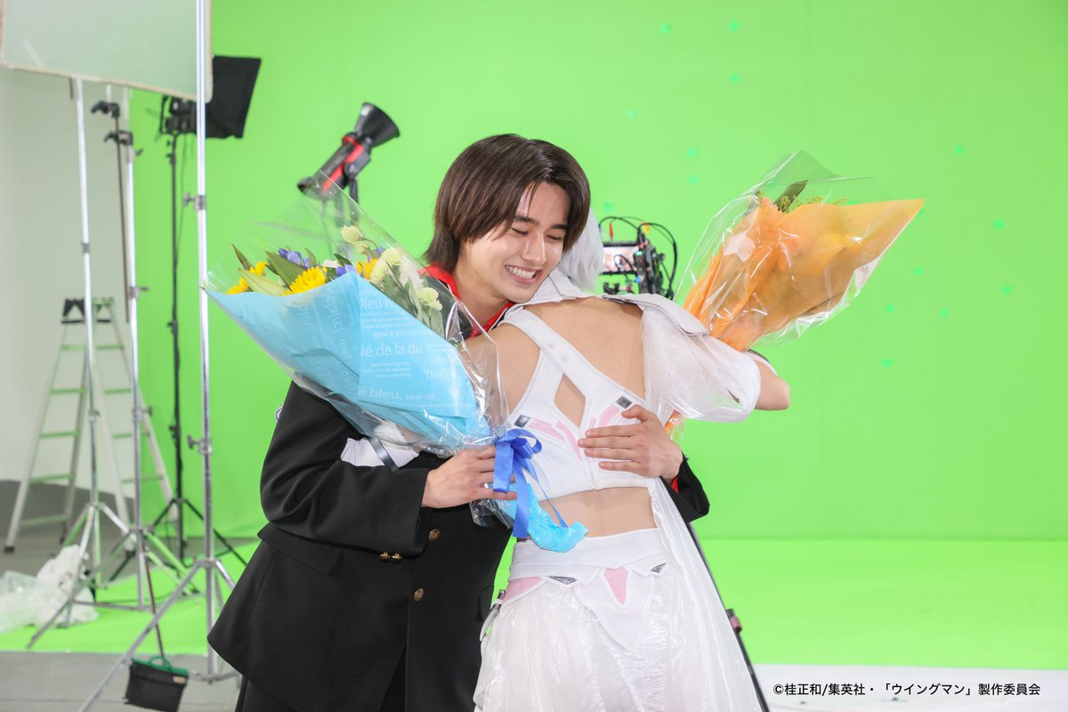 tx_wingman's tweet photo. ⠀/／
📢 #ウイングマン 
　クランクアップショット🦸🏻‍♂️💐
   \＼

🦸広野健太役 #藤岡真威人 さん
ありがとうございました🪽✨

そして本日は藤岡さんのお誕生日‼️
おめでとうございます🎂💙

@MaitoF_official https://t.co/y7nUgFQoIx