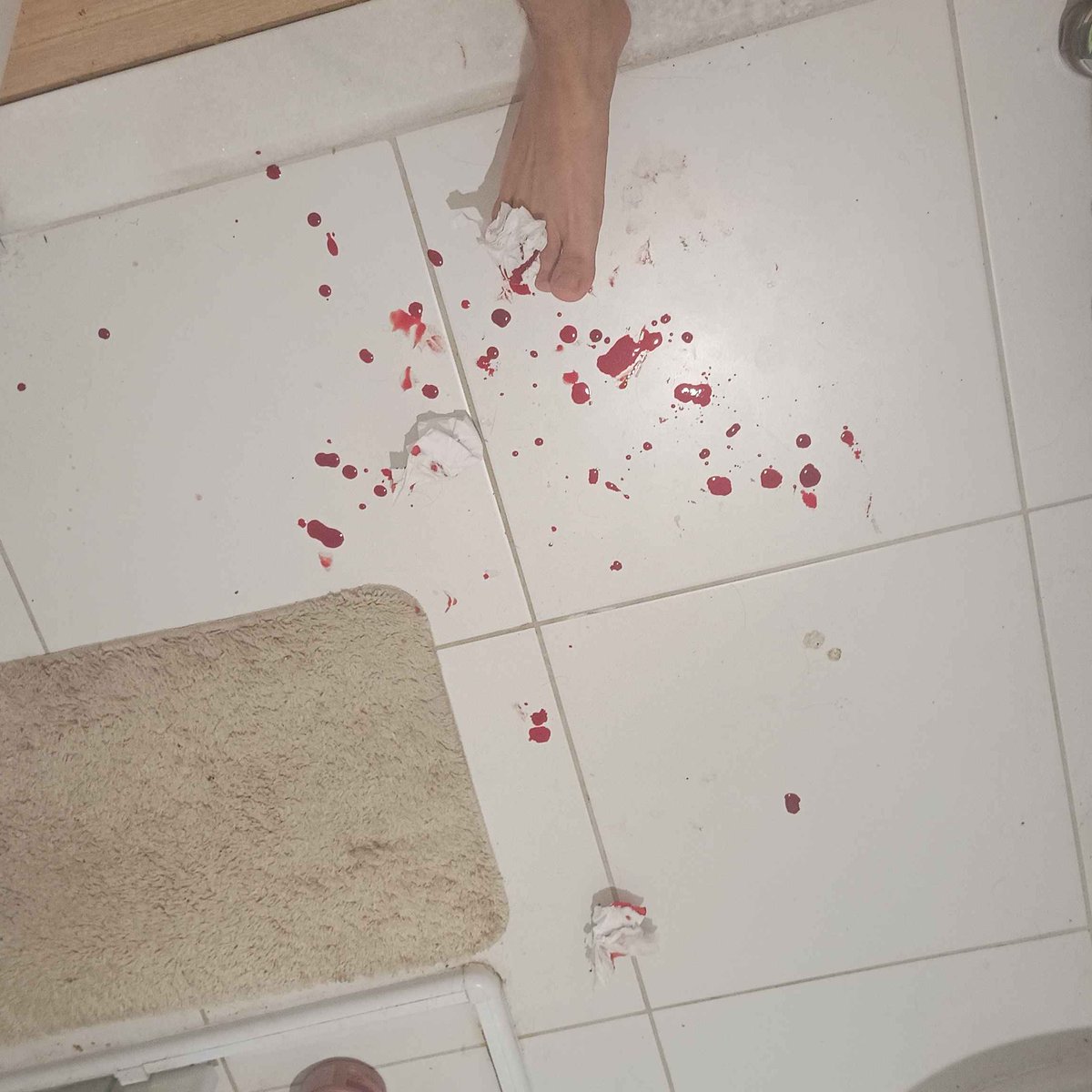 Anjits's tweet photo. ideia de date para sabado a noite: vcs passam mt tempo juntinhos e ai voce resolve tomar um banho e por alguma razao vc liga o chuveiro de luz apagada e no caminho vc chuta uma gilette(?) e ai vcs vao passar um tempo de qualidade juntos no pronto socorro mais proximo <3 https://t.co/lTVLw5gMwR