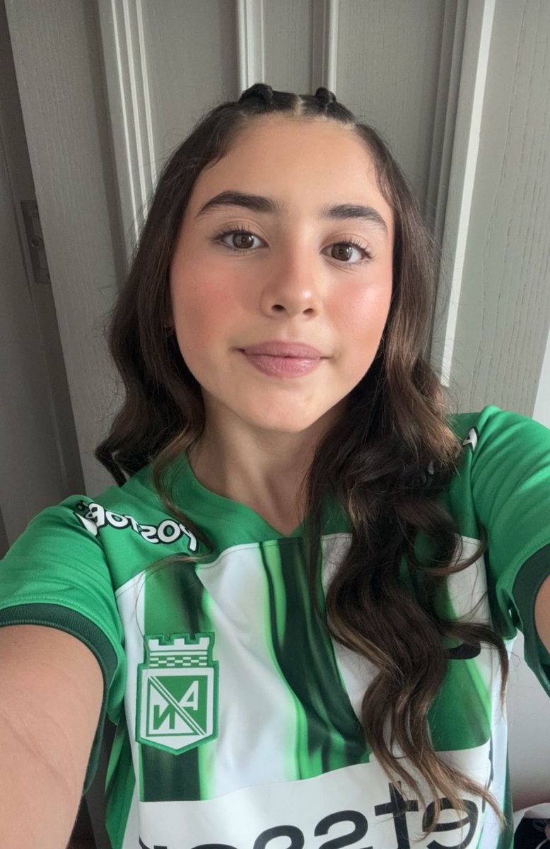 Jwillocv's tweet photo. ¿Y la hija de @jamesdrodriguez ?

Pues salió hincha del verde como el papá 👍🏼 https://t.co/v1WVk7eoSa