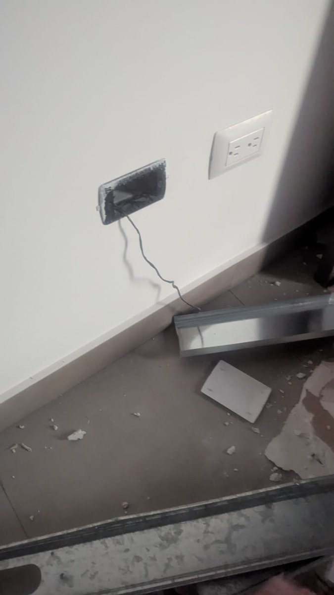 t_gcia's tweet photo. El técnico de @totalplaymx dejo la instalación a medias desde el martes diciendo que se reportaba al siguiente día. Todos los días confirma que va a ir y es fecha que no va. El pago de la instalación ya se hizo. https://t.co/fiZPi0eeqj