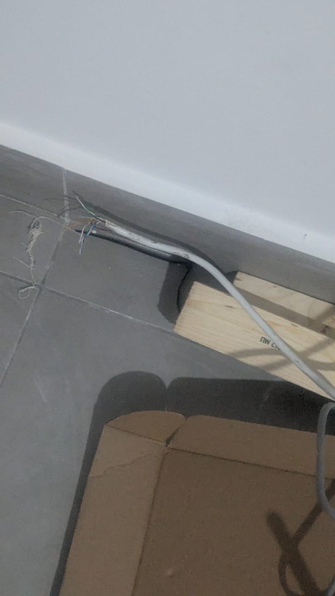 t_gcia's tweet photo. El técnico de @totalplaymx dejo la instalación a medias desde el martes diciendo que se reportaba al siguiente día. Todos los días confirma que va a ir y es fecha que no va. El pago de la instalación ya se hizo. https://t.co/fiZPi0eeqj