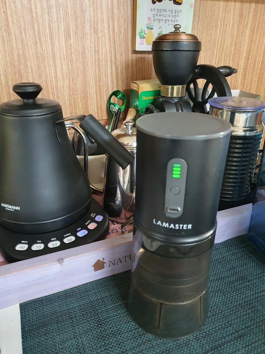 커피는 역시 직접로스팅해서
음악과 함께 즐기는것이 최고의 호사가 아닌가싶네요~