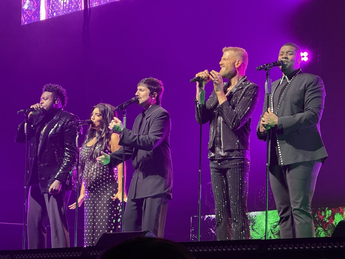 AmberAndrews8's tweet photo. @PTXofficial ended their Christmas tour with a bang! Epic night once again! https://t.co/015J0YNJUv