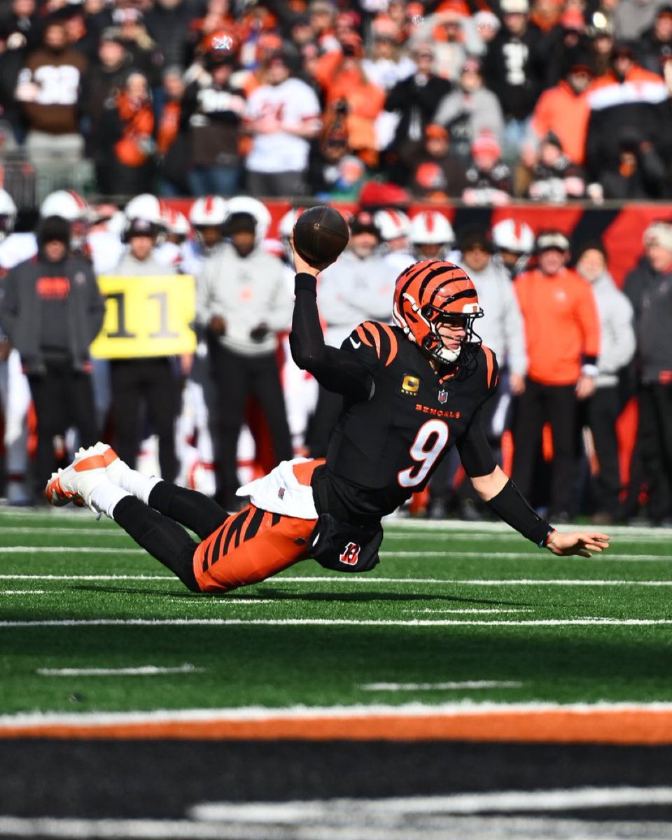 bengalsgraphic5's tweet photo. We’re literally witnessing the best player to ever put on a Bengals uniform https://t.co/bUWsRqQfn3