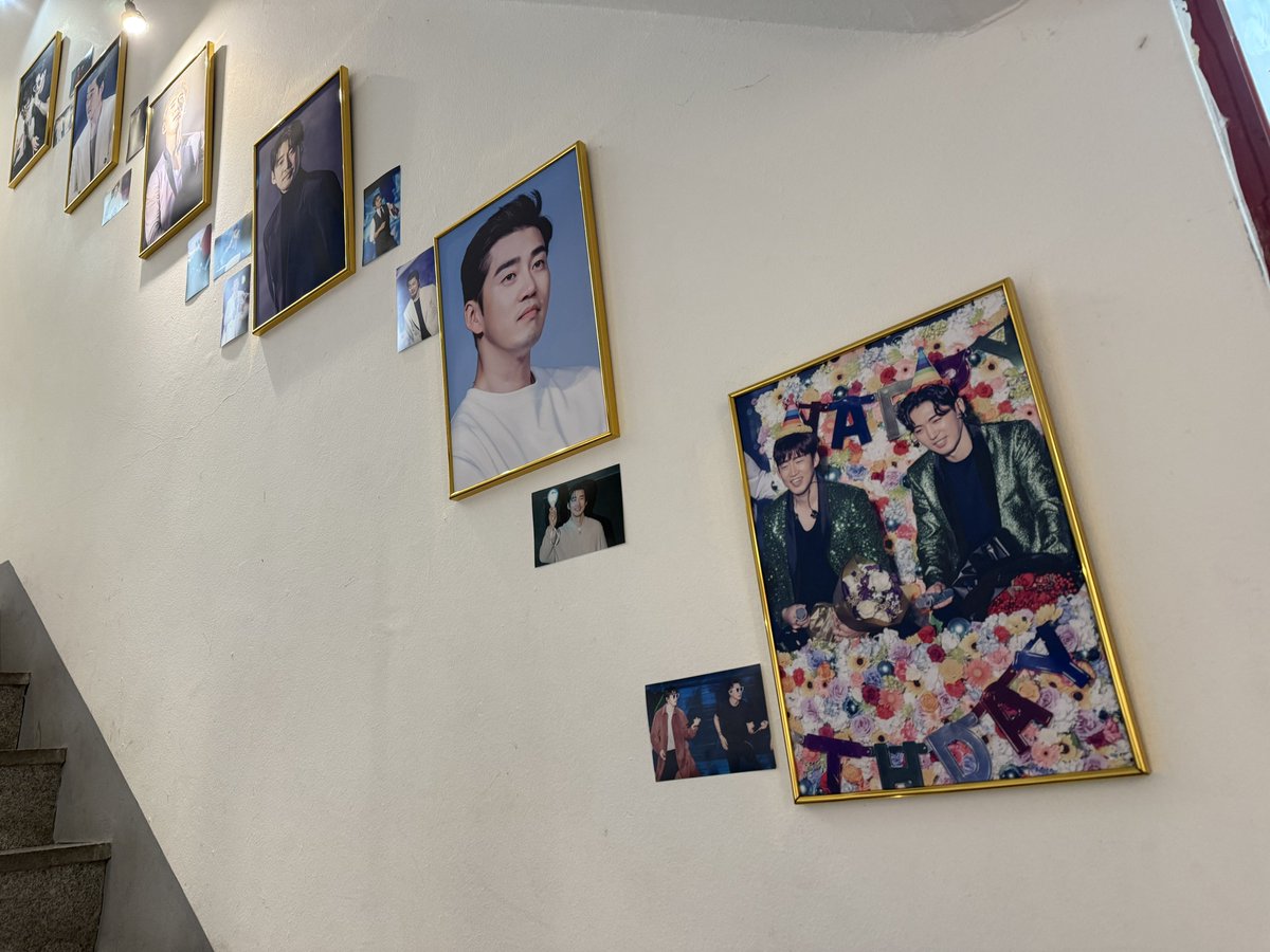 ahji89's tweet photo. 정말 예뻤던 이틀간의 동갑즈 생카🩵🩵

들어서자마자 너무 예쁜 사진들이 와르르!!
예약 전 시간에 다녀와서 사진만 호다닥 찍었지만 찍으면서도 행복했다고 한다😍🩵

날은 지났지만 우리 동갑즈 생일 진심으로 축하해요!!🩵🩵🩵🩵🩵
#우리만의_멋진_판타지오디
#HBD_별처럼빛나는_1978 https://t.co/Ixh3rG9mqC