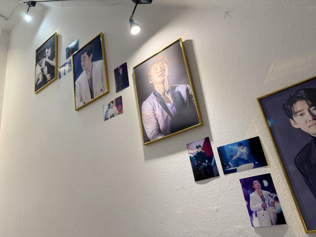 정말 예뻤던 이틀간의 동갑즈 생카🩵🩵

들어서자마자 너무 예쁜 사진들이 와르르!!
예약 전 시간에 다녀와서 사진만 호다닥 찍었지만 찍으면서도 행복했다고 한다😍🩵

날은 지났지만 우리 동갑즈 생일 진심으로 축하해요!!🩵🩵🩵🩵🩵
#우리만의_멋진_판타지오디
#HBD_별처럼빛나는_1978