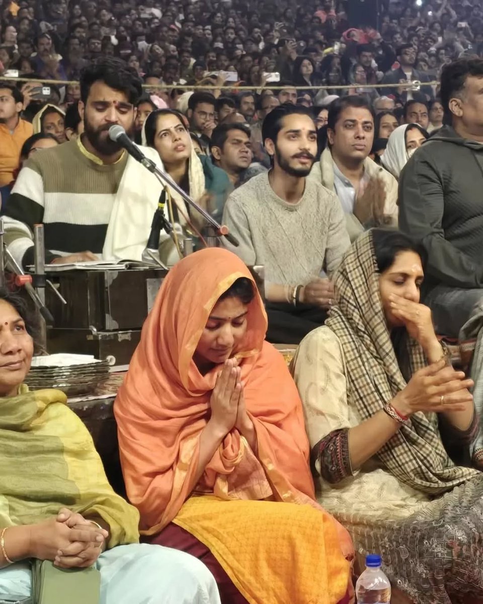 #SaiPallavi with her family attends the Ganga Aarti at Dashashwamedh Ghat in the holy city of #Kashi. 🙏♥️ #Varanasi  #SaiPallavi𓃵  #SaipallaviSenthamarai