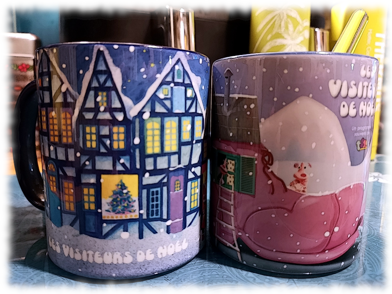 GiachelloB's tweet photo. Chaque année nous ressortons du placard nos jolis mugs de Noël ? 😋
Souvenez-vous du générique de cette émission culte, il était interprété par Marie Myriam : https://t.co/pAHps86RRa
#lesvisiteursdenoel #ChristopheIzard #generation80 #BroketChnok https://t.co/XAk9XLKIxQ