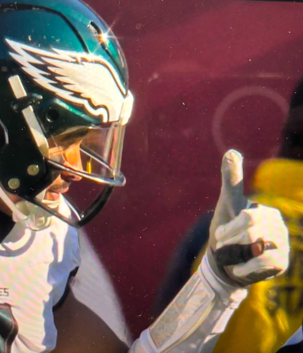 PierreB3_'s tweet image. In hindsight, Jalen trying to stay in the game (clearly concussed) with a thumbs up to the ref is objectively hilarious