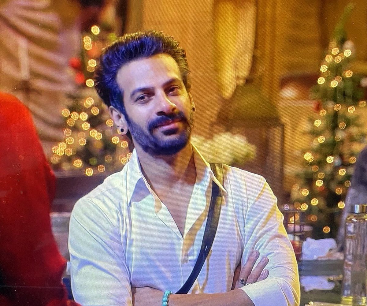 Oyye_Sen's tweet photo. i believe in #KaranVeerMehra

you have three options in finale: 

• Vote for KVM
• Vote for those who made your fav evict
• None of the above.

I'm okay with any of these, bcz KV has earned his right to win the show. 

You want to be part of it or not, it's upto you. 

"Jinke Maa Baap unsey expectations rakhni chorh di hai, Vo ₹200 ka recharge karwa ke KaranVeer pe blame karne online aa jaate !!!"
