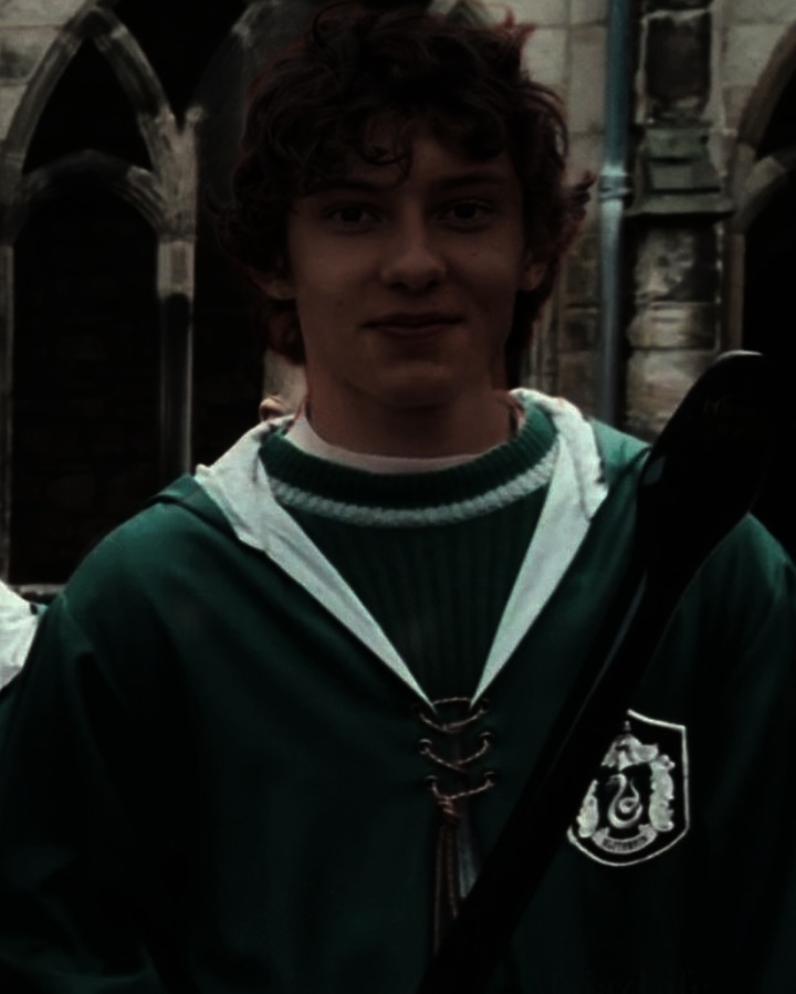 ★

              𝒜𝓁𝒶𝓈𝓉𝒶𝒾𝓇 𝒜𝓁𝓅𝒽𝒶𝓇𝒹 𝒮𝓃𝒶𝓅ℯ ℬ𝓁𝒶𝒸𝓀. 

               Hijo del Profesor Severus Snape y la ex Gryffindor Sirius Black. Joven alegre que pertenece a la casa de Slytherin, tan igual a sus padres y tan diferente a la vez.