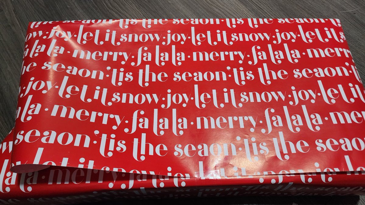 Claylico's tweet photo. What the hell @WalmartCanada 😭 #wrapping #Christmasgifts https://t.co/eK1qF9kmX1