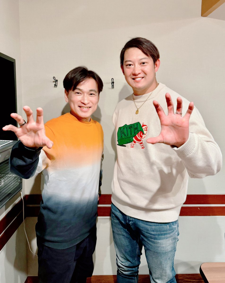 edokko_dey's tweet photo. 🌟⚾️ビッグニューーース！⚾️🌟

千葉ロッテマリーンズの佐藤都志也選手と二人きりでお話してきました！
今までずっと「いつかお会いしたい！」と願っていた佐藤選手！
念願叶いここに実現！
最後はサインの交換まで🤗🤗🤗

この「佐藤都志也と佐藤寿也の奇跡の対談」は…

📻TOKYO FMにて📻
『TOKYO SPEAKEASY』
12月26日(木)深夜1:00より放送です！
お聞き逃しなく！

https://t.co/hZJ6gM6qgo

#佐藤都志也
#佐藤寿也
#千葉ロッテマリーンズ
#TOKYOFM