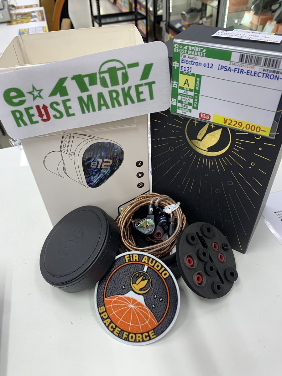 eear_Reuse's tweet photo. 【 #中古 #eイヤ大阪日本橋本店 】
#FiR_Audio
「Electron e12」
なんと!新しくハイエンドIEMイヤホンが入荷いたしました✨
幻想的な色使いのデザインをバックに、ゴールドで浮かび上がるラビットモチーフがとても可愛い😍
見た目とは裏腹に力強い低音にギャップを感じる方もおおいのでは…!?
EDMやロック好きには一度は聴いてみてほしいこちらの商品は店頭にて #試聴 可能です!
皆様のご来店お待ちしております✨
#有線イヤホン #新入荷 #リユース