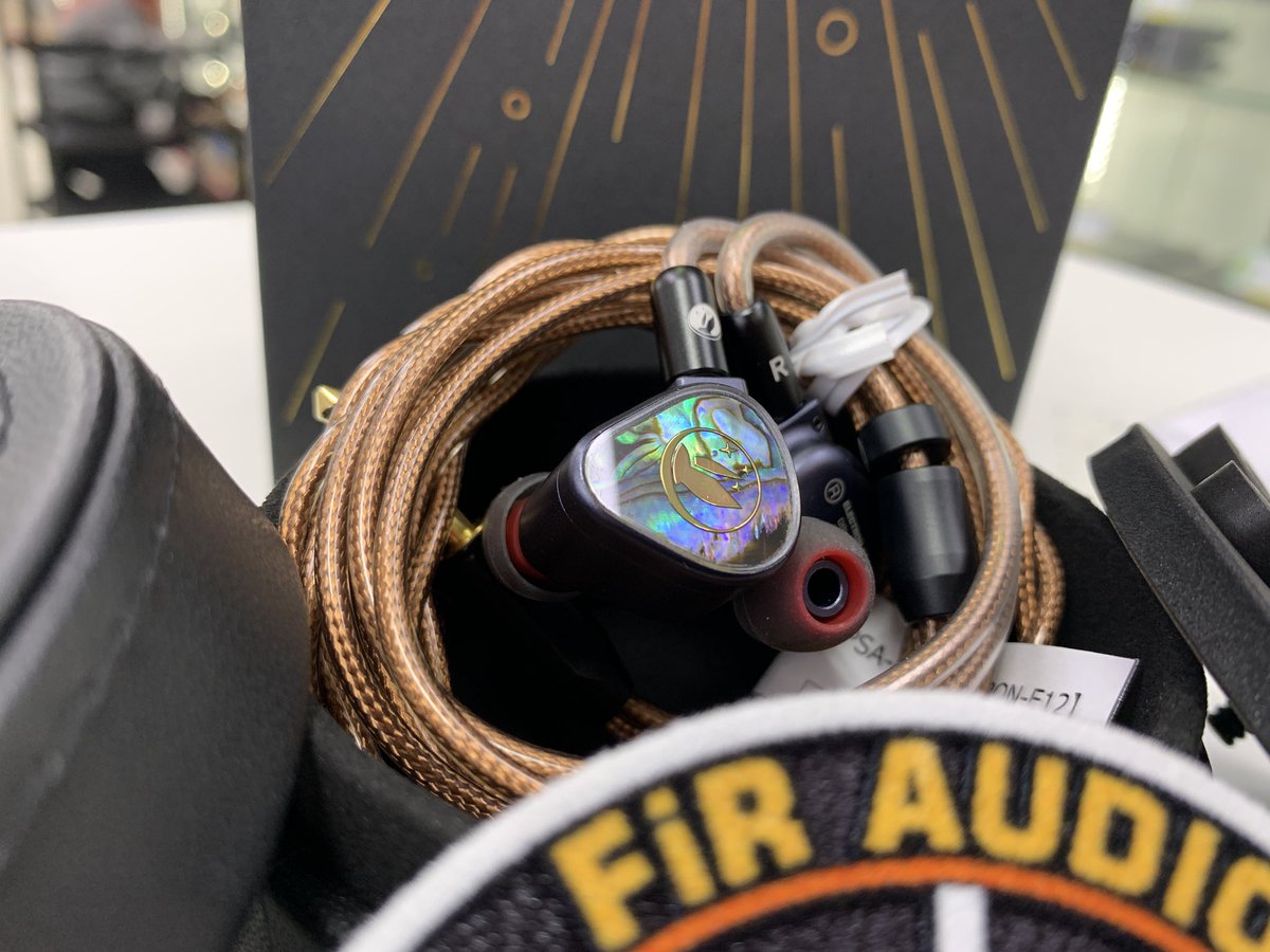 eear_Reuse's tweet photo. 【 #中古 #eイヤ大阪日本橋本店 】
#FiR_Audio
「Electron e12」
なんと!新しくハイエンドIEMイヤホンが入荷いたしました✨
幻想的な色使いのデザインをバックに、ゴールドで浮かび上がるラビットモチーフがとても可愛い😍
見た目とは裏腹に力強い低音にギャップを感じる方もおおいのでは…!?
EDMやロック好きには一度は聴いてみてほしいこちらの商品は店頭にて #試聴 可能です!
皆様のご来店お待ちしております✨
#有線イヤホン #新入荷 #リユース