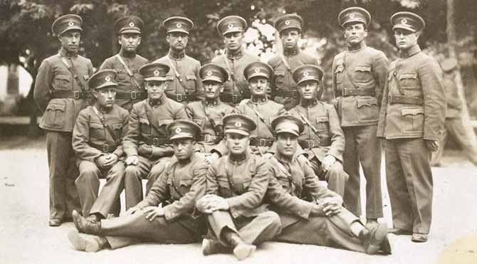 Bugün Mustafa Kemal'in askeri Teğmen Mustafa Fehmi Kubilay ile bekçi Hasan ve Şevki Beylerin Cumhuriyet düşmanı yobazlarca şehit edilişlerinin 94.yıldönümü.
Şehitlerimizi minnet ve rahmetle anıyor, Cumhuriyetimizin ilelebet payidar kalacağına yürekten inanıyorum.
(Kubilay önde