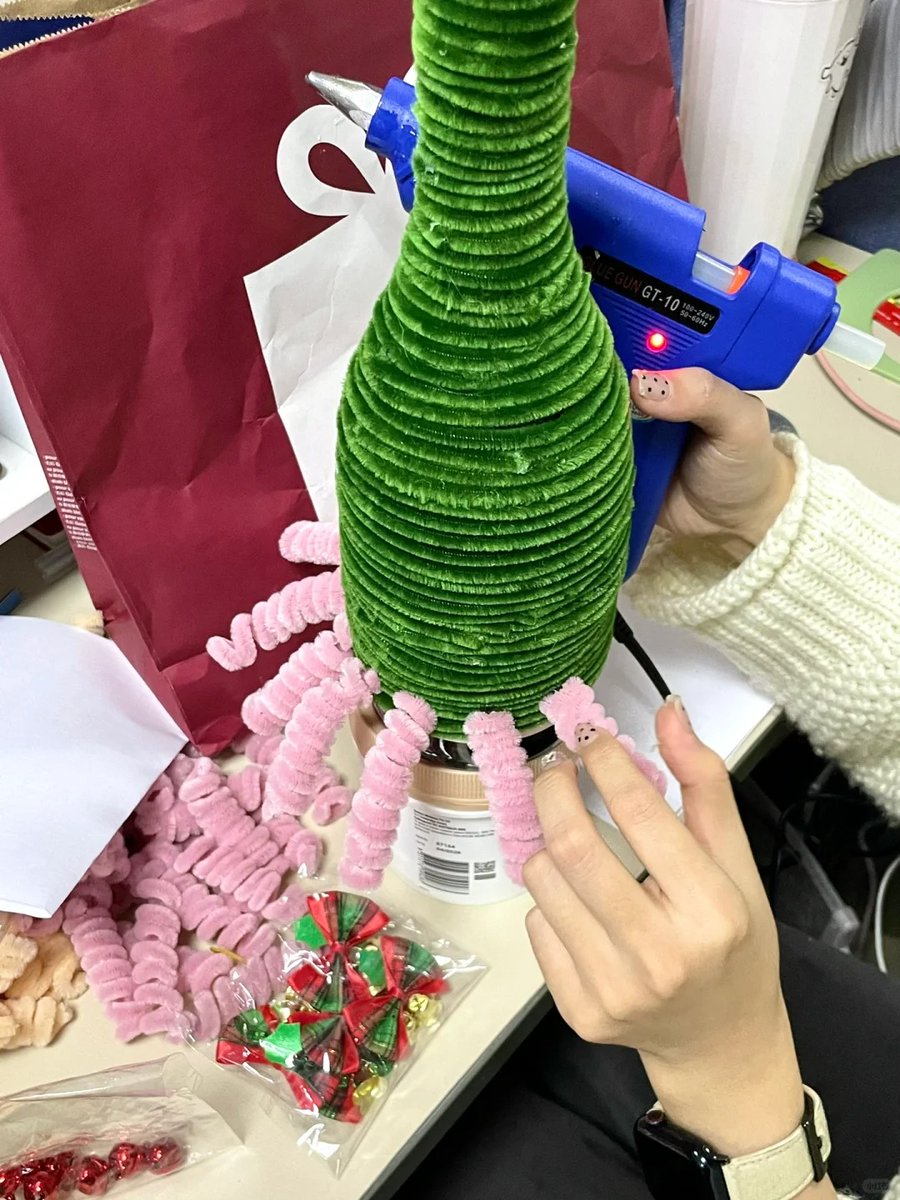 lookvin999's tweet photo. wine bottle ＆ Christmas tree！all by myself😍😍
#Christmas #Christmas2024 #winelover #DIY #lifestyle #cooliee #prettylittlewishes https://t.co/dlbLoncXDM