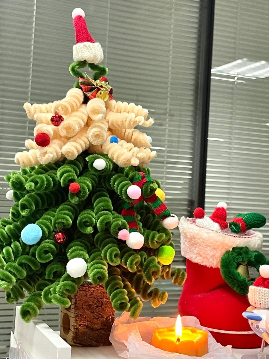 lookvin999's tweet photo. wine bottle ＆ Christmas tree！all by myself😍😍
#Christmas #Christmas2024 #winelover #DIY #lifestyle #cooliee #prettylittlewishes https://t.co/dlbLoncXDM