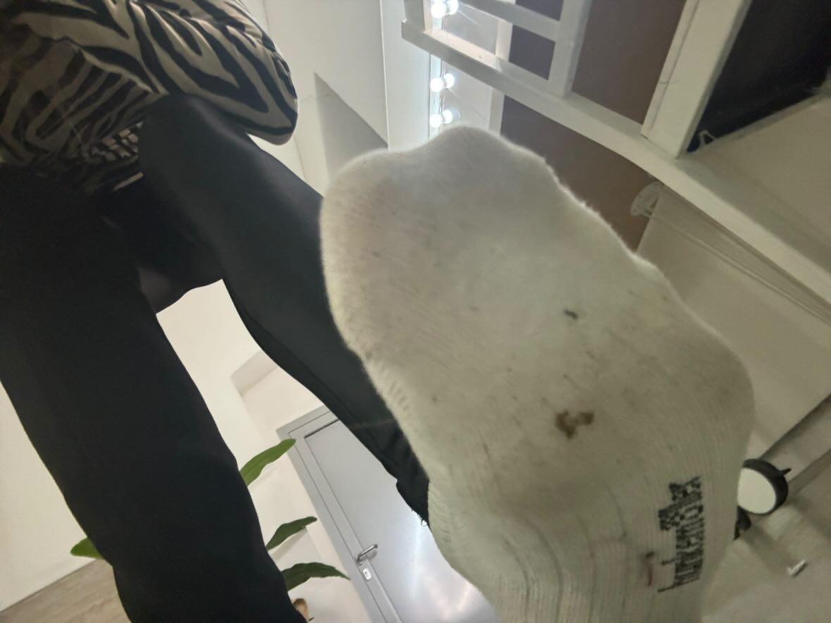 Schon im Büro. Du darfst schnüffeln und dann direkt mein Frühstück bezahlen. #findom #femdom #socks #Socken #zahlsau