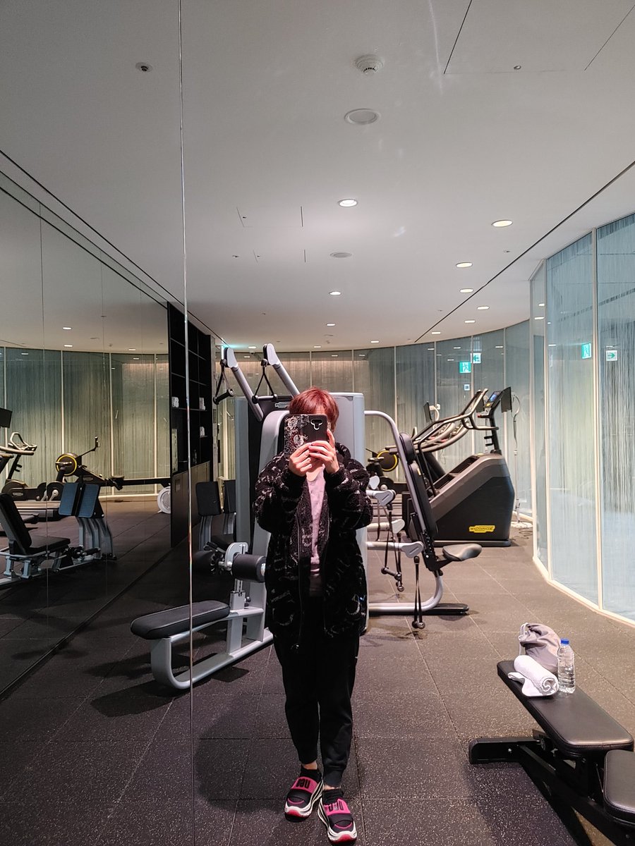 Komugisaran2's tweet photo. L7ホテルのジムはこんなの～😄
狭いけど、必要なものはあるって感じ👍️ https://t.co/wvzwAgppV9