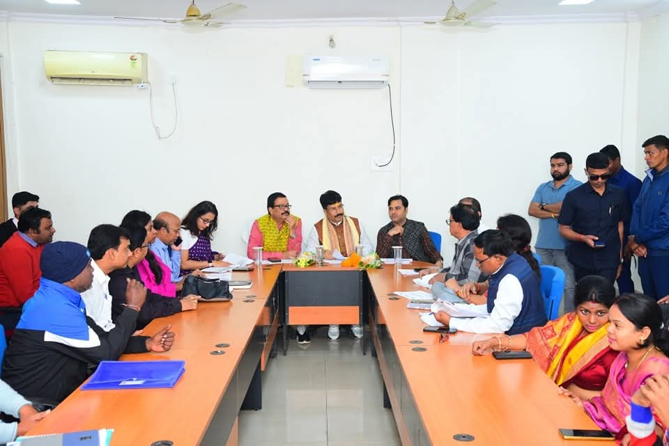 dudajharsuguda's tweet photo. Visit of Hon'ble Minister of H&amp;UD Department, Government of Odisha to Jharsuguda.
Discussed with the District administration along with Hon'ble MLA, JHARSUGUDA on various on-going developmental projects and guided the officials for timely completion of those projects. https://t.co/Wlkh2ZTpFZ
