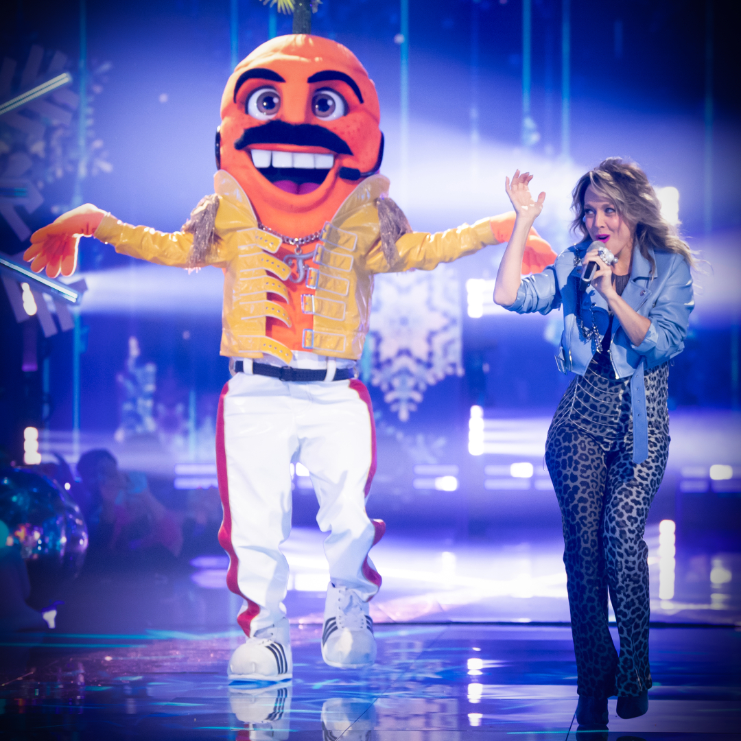 Univision's tweet photo. Se les dijo, se les avisó, que sería una noche emblemática en @eslamascara  con las artistas que devoraron sobre el escenario 😍🔥@officialfey al lado de #FreddieVerdury, @monicanaranjo junto a #CacahuateEnchilado y @Anahi icónica interpretando ‘Sálvame’ ⭐️💅

#QuiénEsLaMáscara #QuienEsLaMascaraUS #realityshow #Anahi #MonicaNaranjo #Fey #celebridades #TVContent