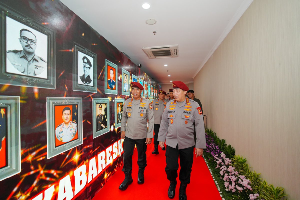 Saya menghadiri Syukuran dan Sarasehan dalam rangka Hari Jadi ke-77 Fungsi Reserse Polri yang mengusung tema "Menuju Reserse Yang Responsif, Beretika dan Berkeadilan" di Aula Lantai 9 Bareskrim Polri.

Acara ini turut dihadiri oleh beberapa senior Kabareskrim Polri pada masanya,