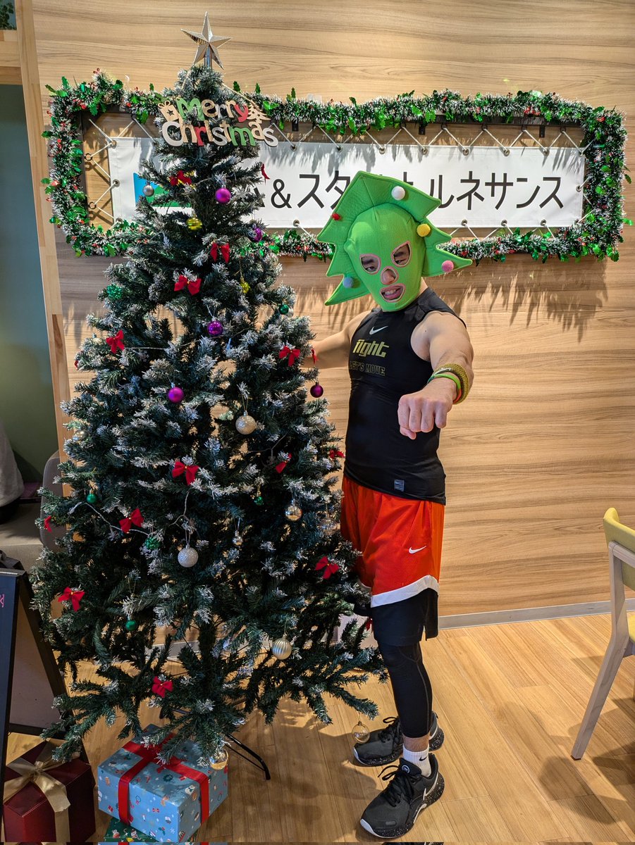 JusticeMikio's tweet image. #GroupFight スタジオレッスン🎄🎄
このツリーマスク,大変好評を頂き幸せです✨　皆様も素敵なクリスマスをお過ごしください✨🥹
メリークリスマッスル💪💪💪
#フィットネスインストラクター
#筋肉俳優 #役者