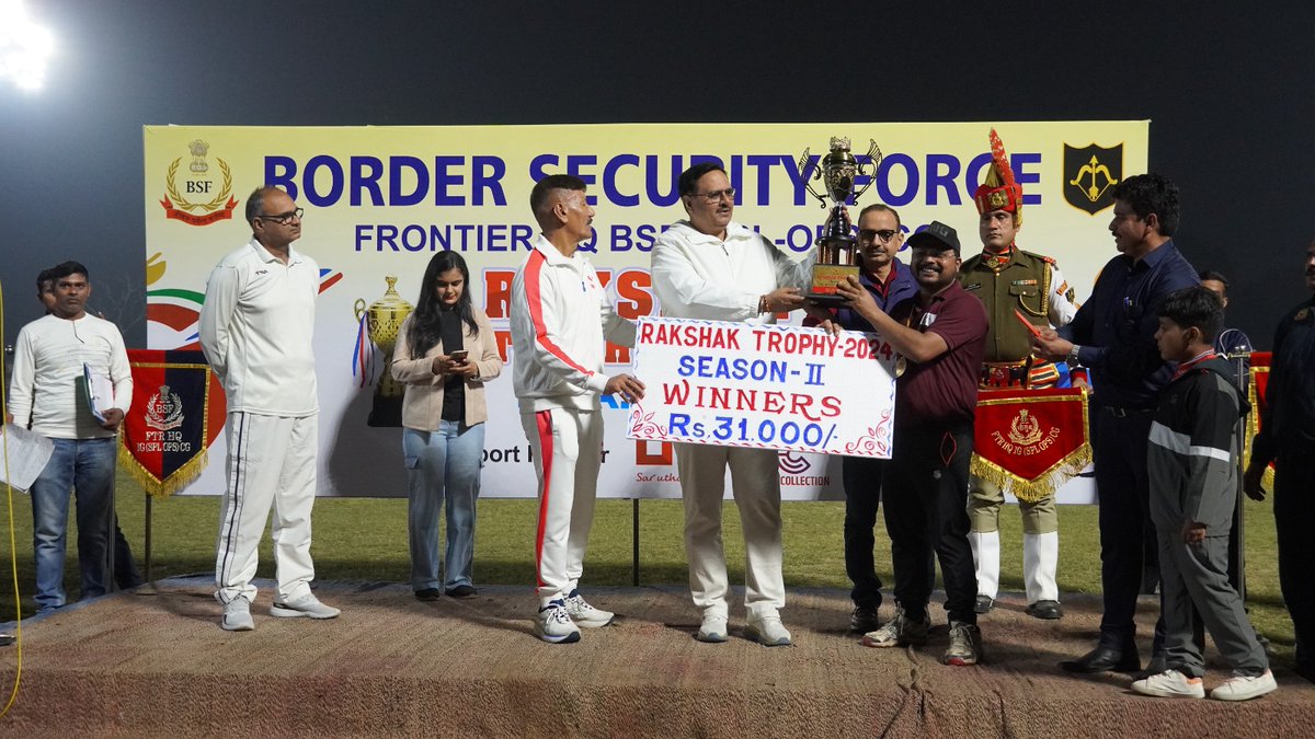 BSFChhattisgarh's tweet photo. दिनांक 22.12.2024 को सीमांत मुख्यालय(विशेष सक्रिया) #BSF, #छत्तीसगढ़ के तत्वावधान में आयोजित तीन दिवसीय क्रिकेट टूर्नामेंट "रक्षक ट्रॉफी" का भव्य समापन हुआ। श्री रमेश कुमार, उपमहानिरीक्षक(PSO) ने खिलाड़ियों को सम्मानित करते हुए उनके उत्साह और खेल भावना की सराहना की।

#JaiHind https://t.co/r4ZXfSn7JS