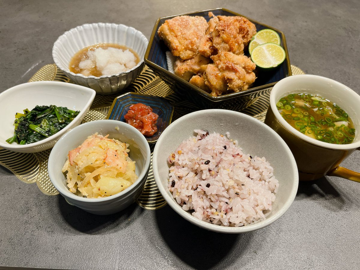 sibukoukun's tweet photo. 今日の献立
○からあげおろしポン酢
○ベーコンと玉ねぎのポテサラ
○ほうれん草のごま和え
○舞茸とネギのみそ汁

すだちが大活躍ですねえ〜 https://t.co/U6jtPoGzND