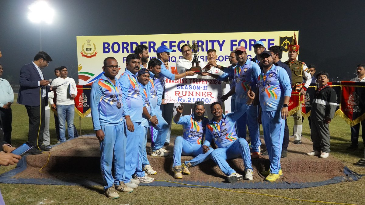 BSFChhattisgarh's tweet photo. दिनांक 22.12.2024 को सीमांत मुख्यालय(विशेष सक्रिया) #BSF, #छत्तीसगढ़ के तत्वावधान में आयोजित तीन दिवसीय क्रिकेट टूर्नामेंट "रक्षक ट्रॉफी" का भव्य समापन हुआ। श्री रमेश कुमार, उपमहानिरीक्षक(PSO) ने खिलाड़ियों को सम्मानित करते हुए उनके उत्साह और खेल भावना की सराहना की।

#JaiHind https://t.co/r4ZXfSn7JS