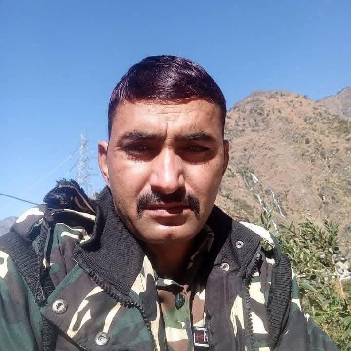 बायतु से हृदयविदारक खबर आ रही हैं। हमारे जांबाज लाल हनुमानराम जी कड़वासरा ने मातृभूमि के लिए सर्वोच्च बलिदान दिया है। 
परमात्मा स्वर्गीय आत्मा को शांति प्रदान करें तथा परिवार जनों को यह आघात सहन करने की हिम्मत प्रदान करें।

ॐ शांति ॐ 
जय हिंद!!