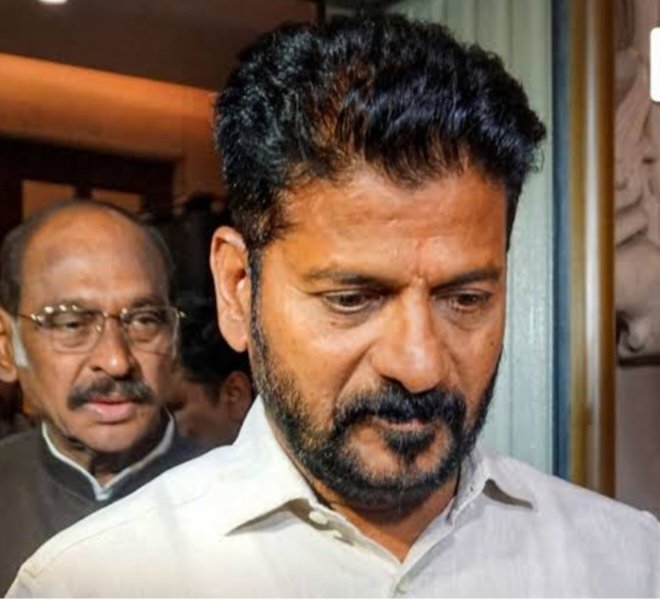 hema_samala's tweet image. ముఖ్యమంత్రి రేవంత్ రెడ్డి గారు,
తెలంగాణ రాష్ట్రంలో ఇంకా ఎన్నో ముఖ్యమైన సమస్యలు ఉండగా, పదేపదే అల్లు అర్జున్ గారి అంశాన్ని హైలైట్ చేయడం సరైన విధానం కాదు. ఇప్పుడు వారి ఇంటిపై దాడి జరగడం, ఆ ఘటనను హైలైట్ చేసి రాజకీయ లబ్ధి పొందేందుకు ప్రయత్నించడం తగదు.

మీరు ఈ రాష్ట్రానికి…