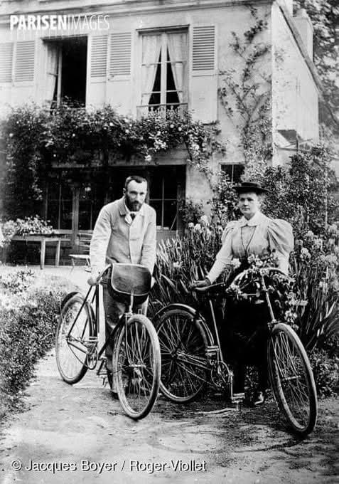 Bonjour. ☕️🥐😊

📷 Jacques Boyer.
Pierre et Marie Curie sortant à bicyclette 
1896. Paris