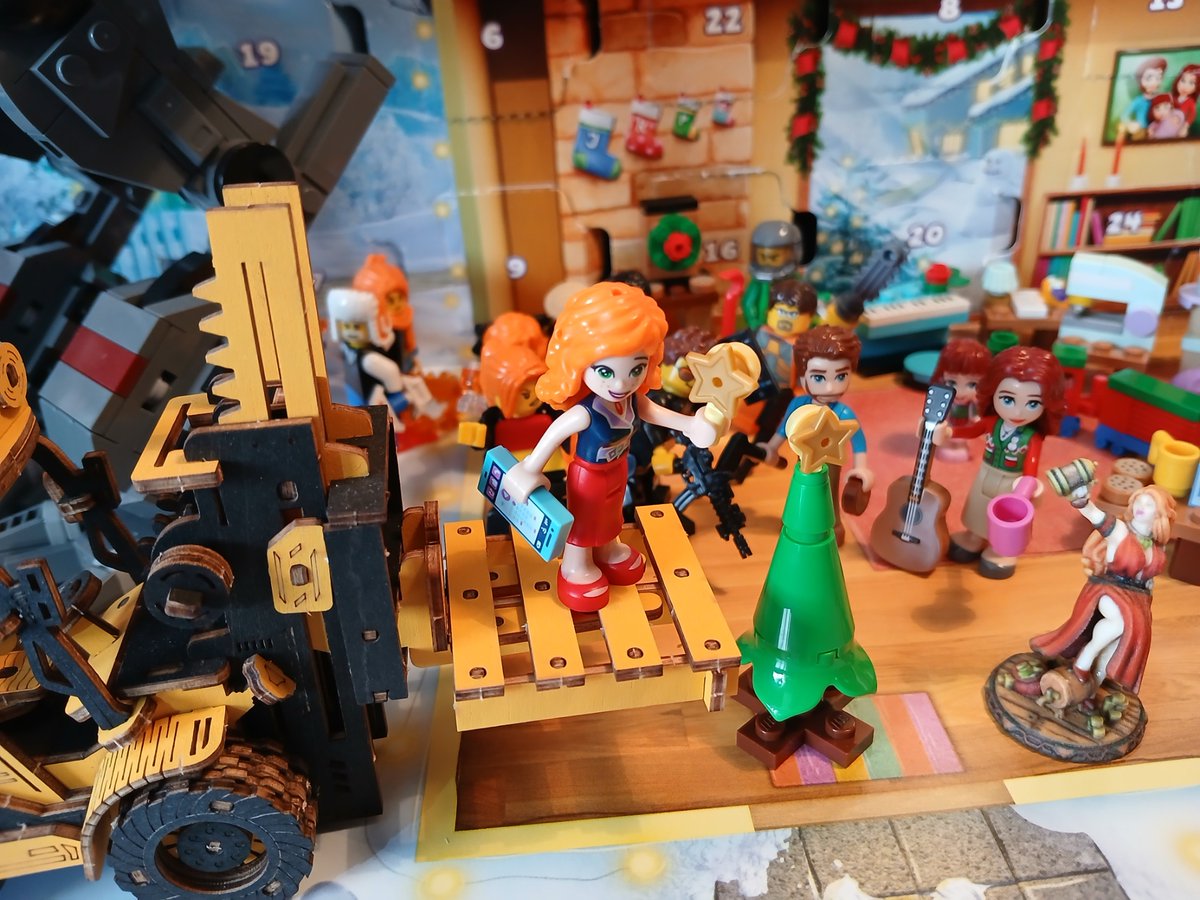 HelixVindictus's tweet photo. #LegoFriends Advent Calendar 2024, Day 22: Kinda lame the supposed Xmas tree comes with two stars but no decorations at all... These green pieces really should be printed. #Lego #IcePlanet #MommyHelix #BattleTech #MechWarrior #FASAcorporation #ForkliftCertified https://t.co/F3IZXOhBLq