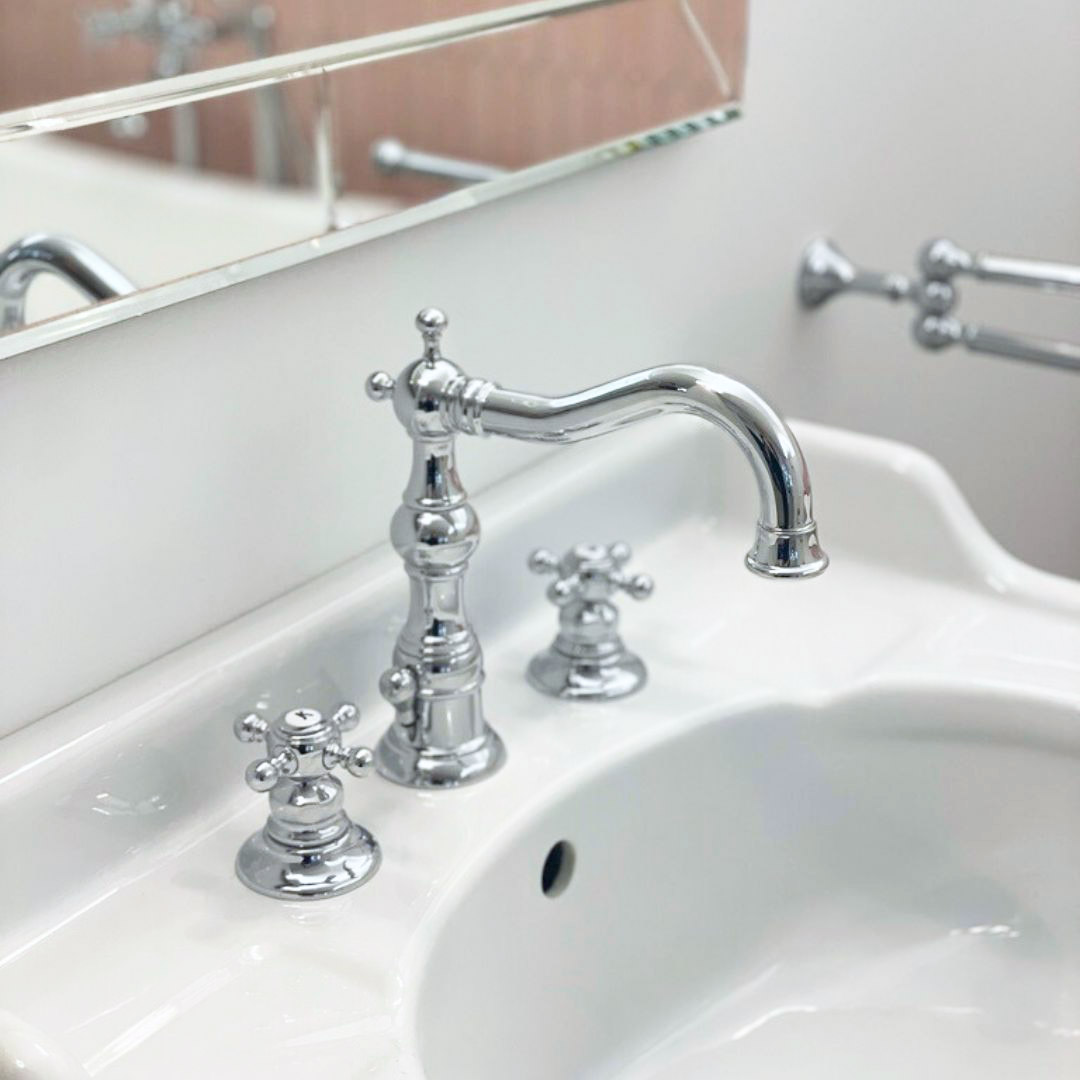 Retrobad's tweet photo. Eleganz trifft auf Nostalgie 🛁✨ Eine 3-Loch-Waschbeckenarmatur im Retro-Design bringt zeitlosen Stil in dein Badezimmer. Perfekt für einen Hauch von Vintage-Luxus! 💧 #RetroVibes #Badezimmerliebe #retrobad #vintagestyle #badezimmer #wasserhahn https://t.co/ePXOjGOlQd